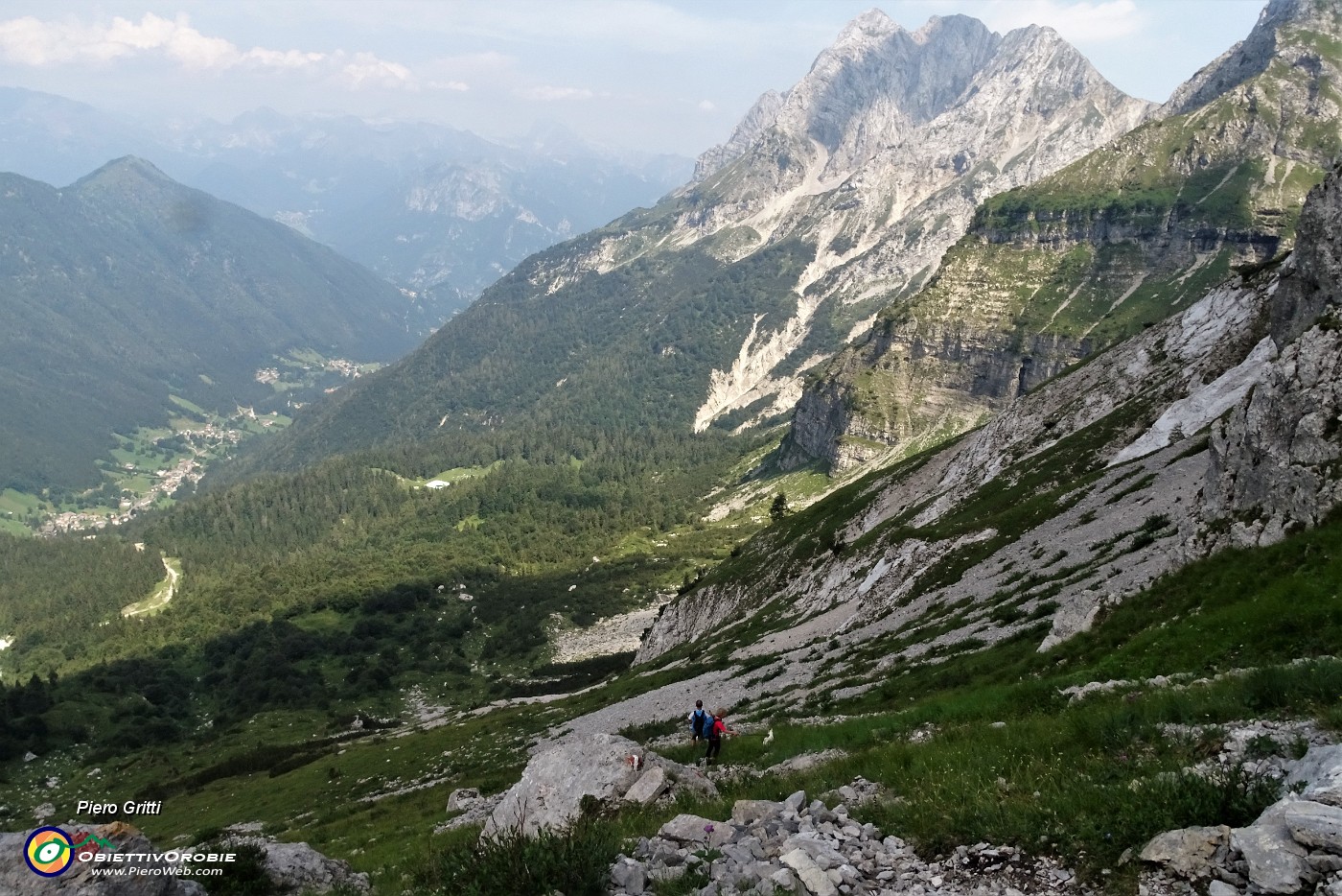 70 Per aggirare cvostolone roccioso si scende fino a quota 1750 m.JPG